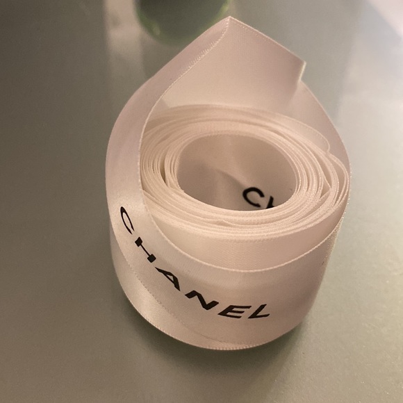 CHANEL 8ft of authentic thick satin ribbon white with black lettering- n… - Picture 2 of 7